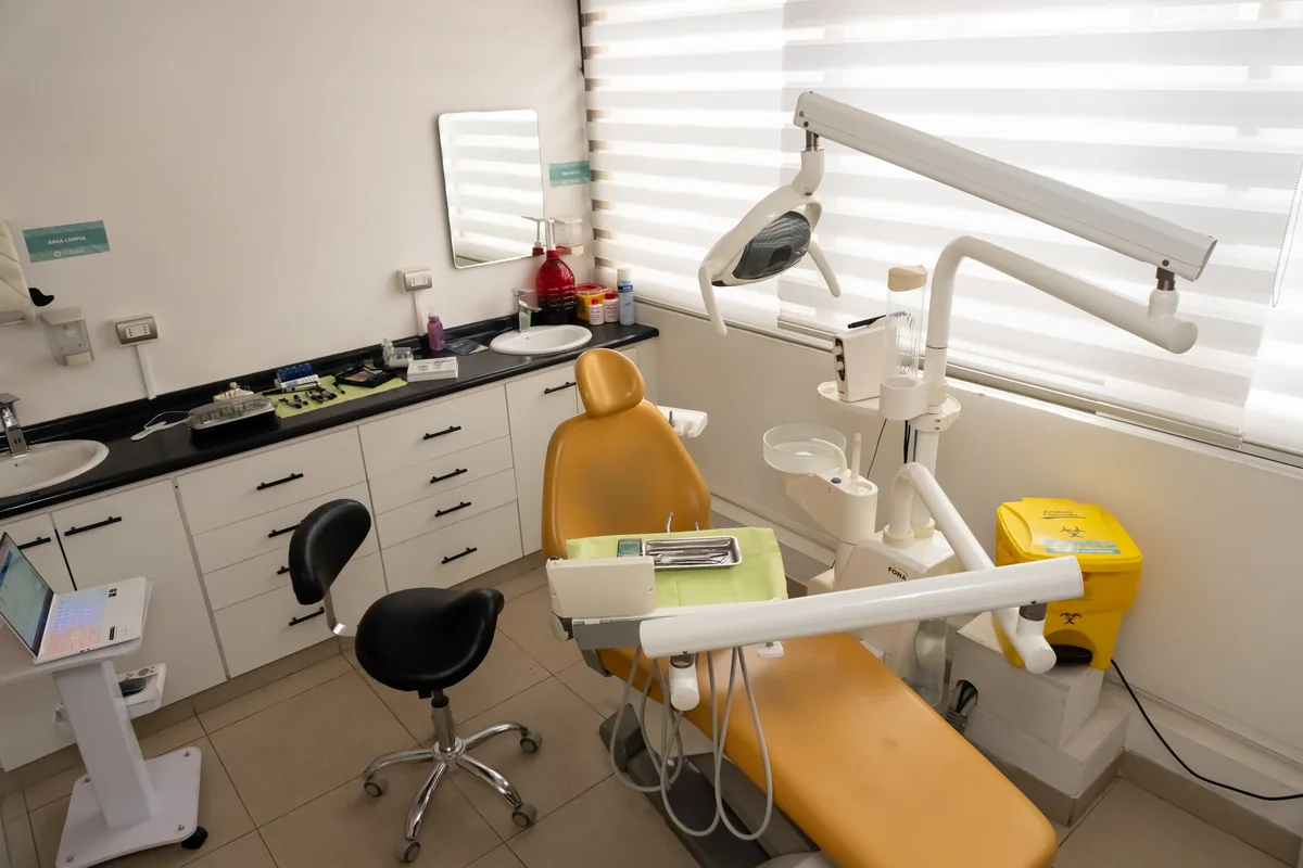 Box de atención de Clínica Dental Biototal en Talcahuano, donde se realizan tratamientos de rehabilitación oral