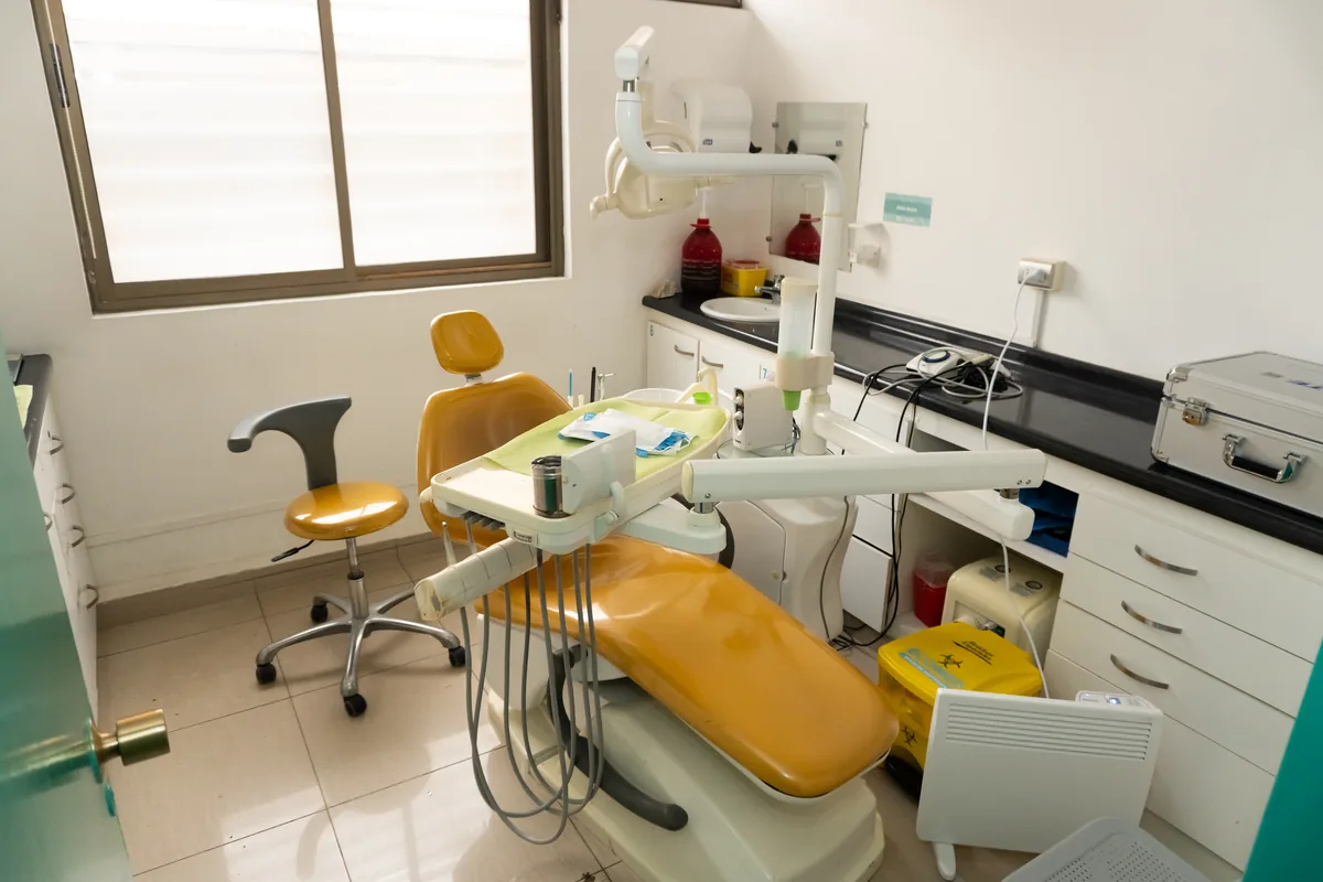 Box de atención de Clínica Dental Biototal en Talcahuano, donde se realizan tratamientos de ortodoncia