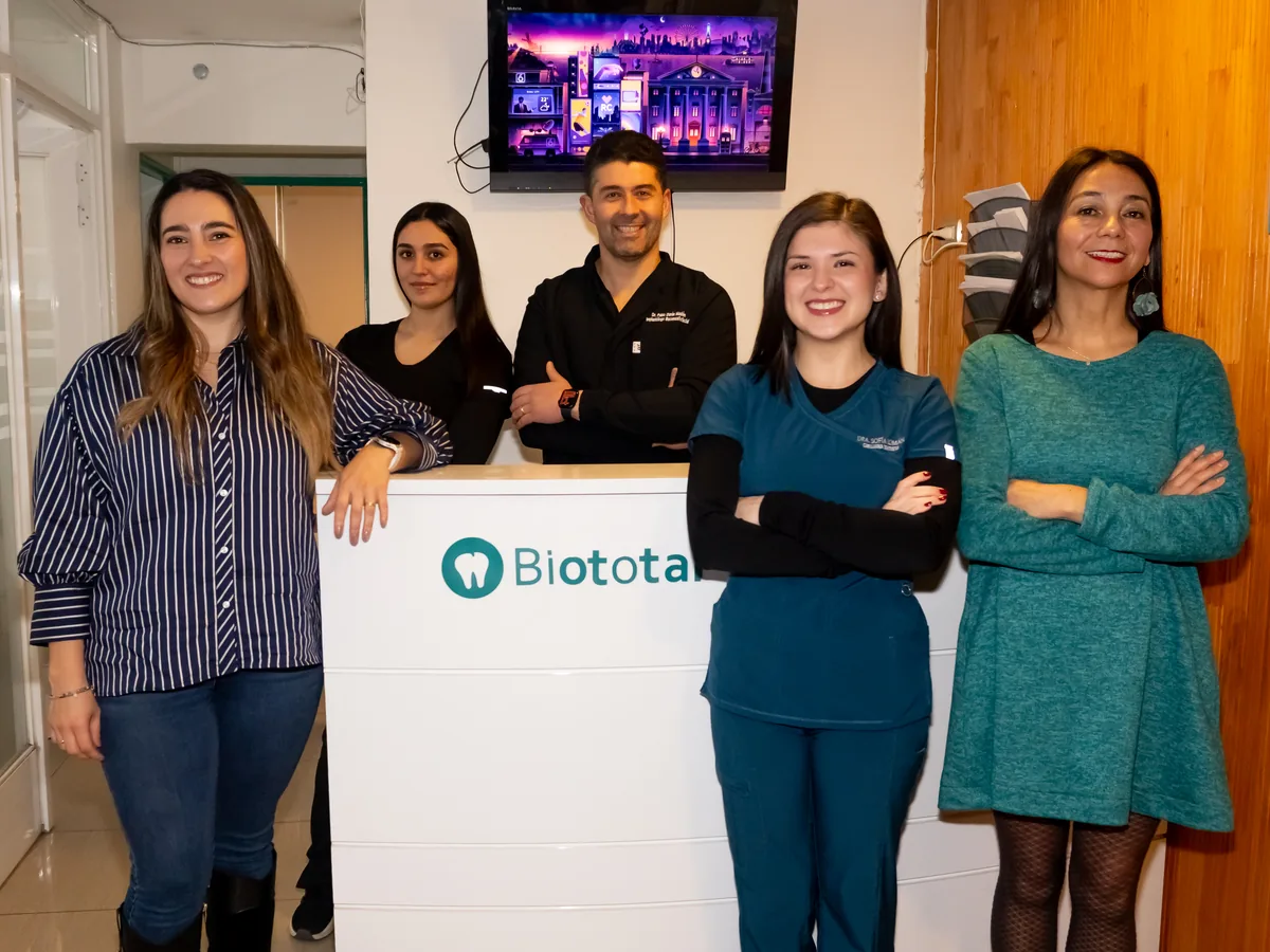 Equipo de profesionales de Clínica Dental Biototal en su recepción, Talcahuano